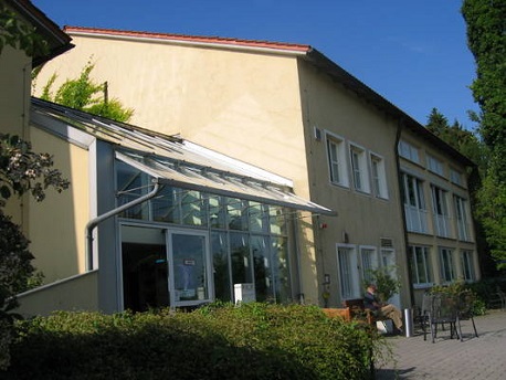 AWO Wohnheim für psychisch kranke Erwachsene mit Pflegeeinrichtung - Das Bild zeigt eine Außenaufnahme des AWO Wohnheim für psychisch kranke Erwachsene mit Pflegeeinrichtung in Eichendorf
